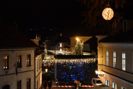 Včeraj je prvi koncert Pravljičnega Kamnik privabil število obiskovalcev (20)